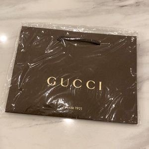 UNOPENED - Gucci gift bag. (9”W x 6.6”H x 2.5”D)